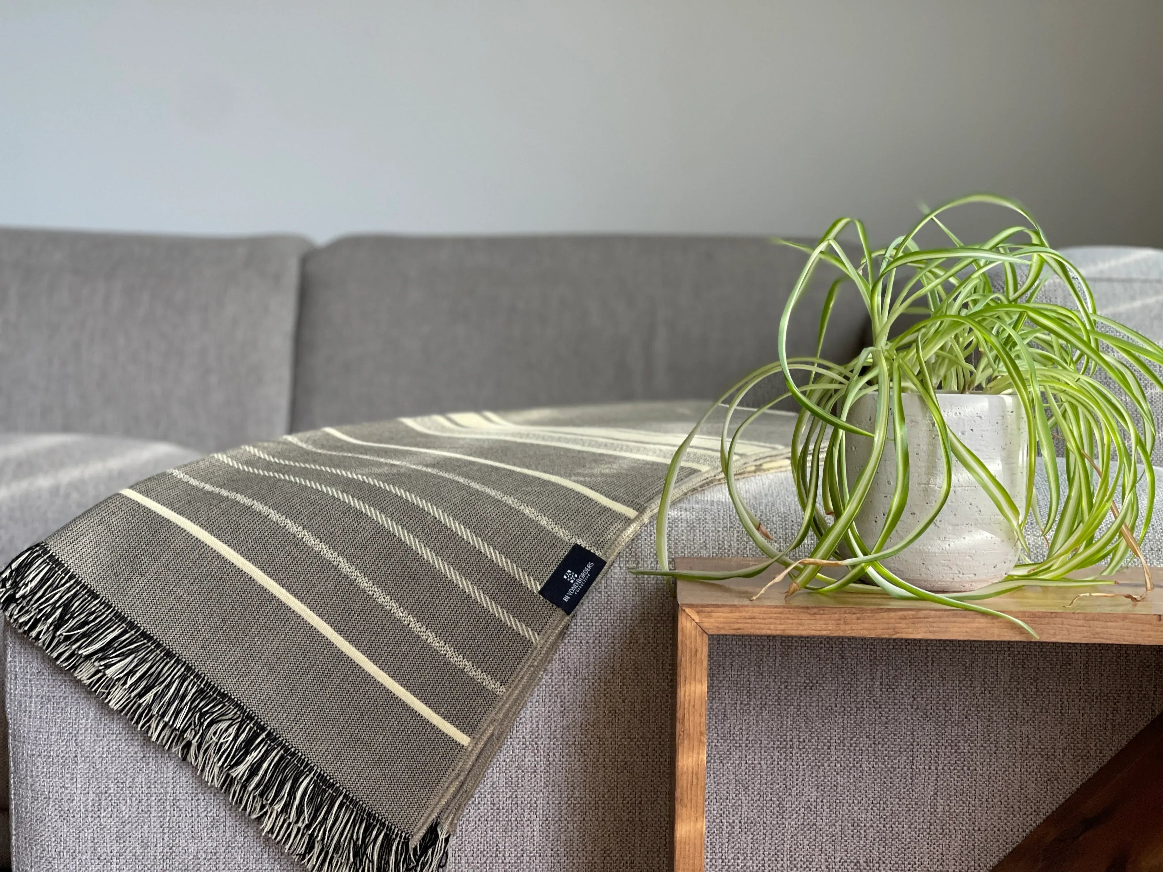 Equinoccio Throw Blanket - Cedar Brown
